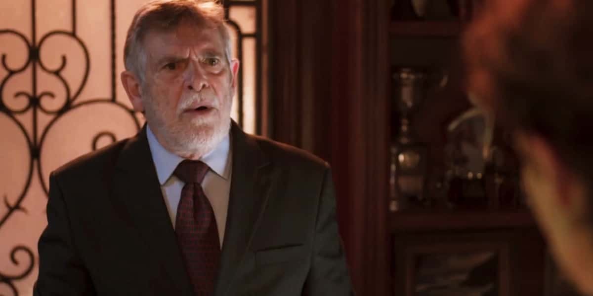 Santiago passa pente fino em contas e descobre a verdade em Um Lugar ao Sol (Foto: Reprodução/Globo)