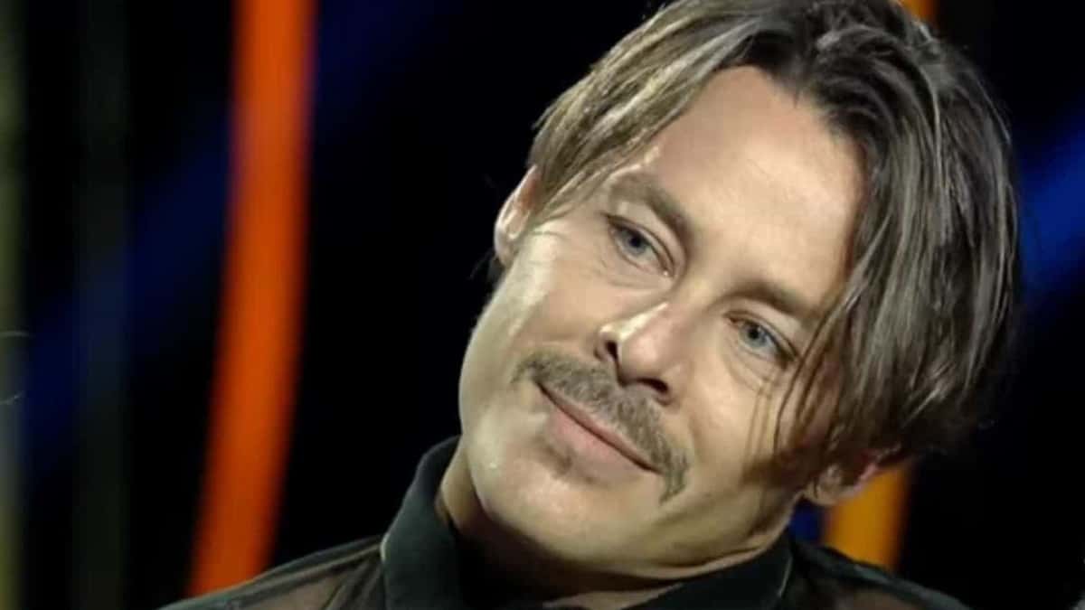 O ator Theo Becker quis viajar sem comprovante de vacinação (Reprodução)