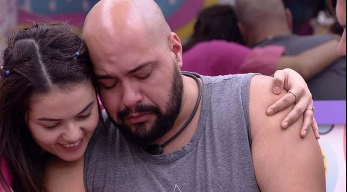 Tiago Abravanel chora e é consolado por brothers (Foto: Reprodução / Globoplay)
