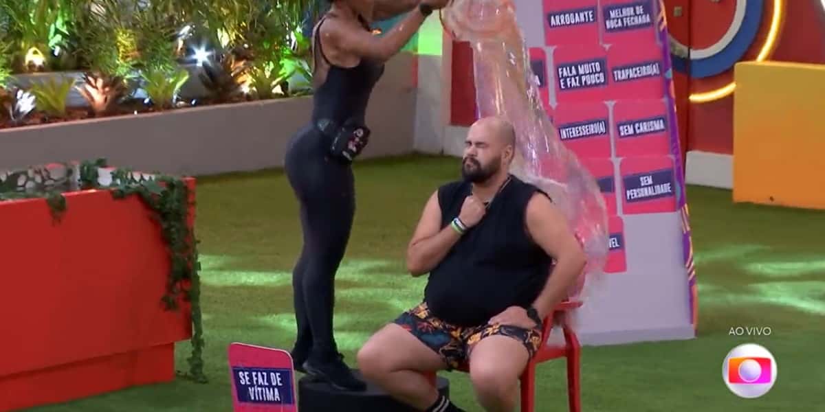 Tiago Abravanel conseguiu irritar Tadeu Schmidt de novo no BBB22 (Foto: Reprodução / TV Globo)