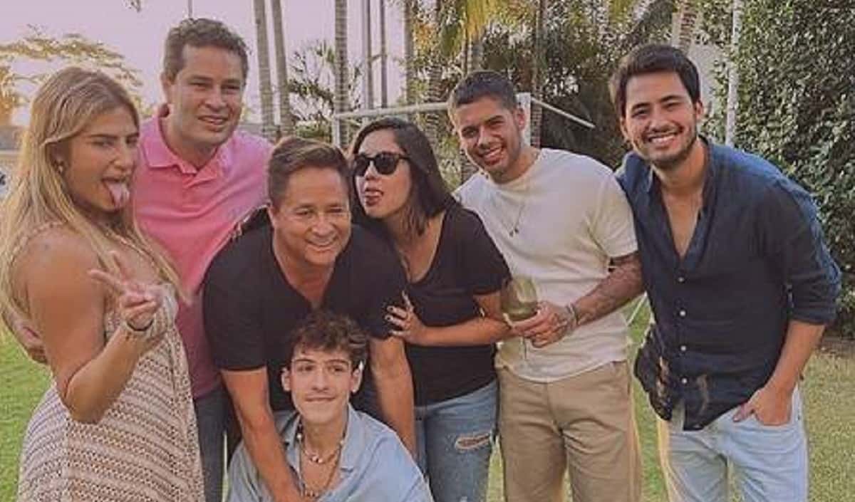 Leonardo ao lado de Zé Felipe, Matheus Vargas e seus 4 filhos- Foto: Reprodução/Instagram