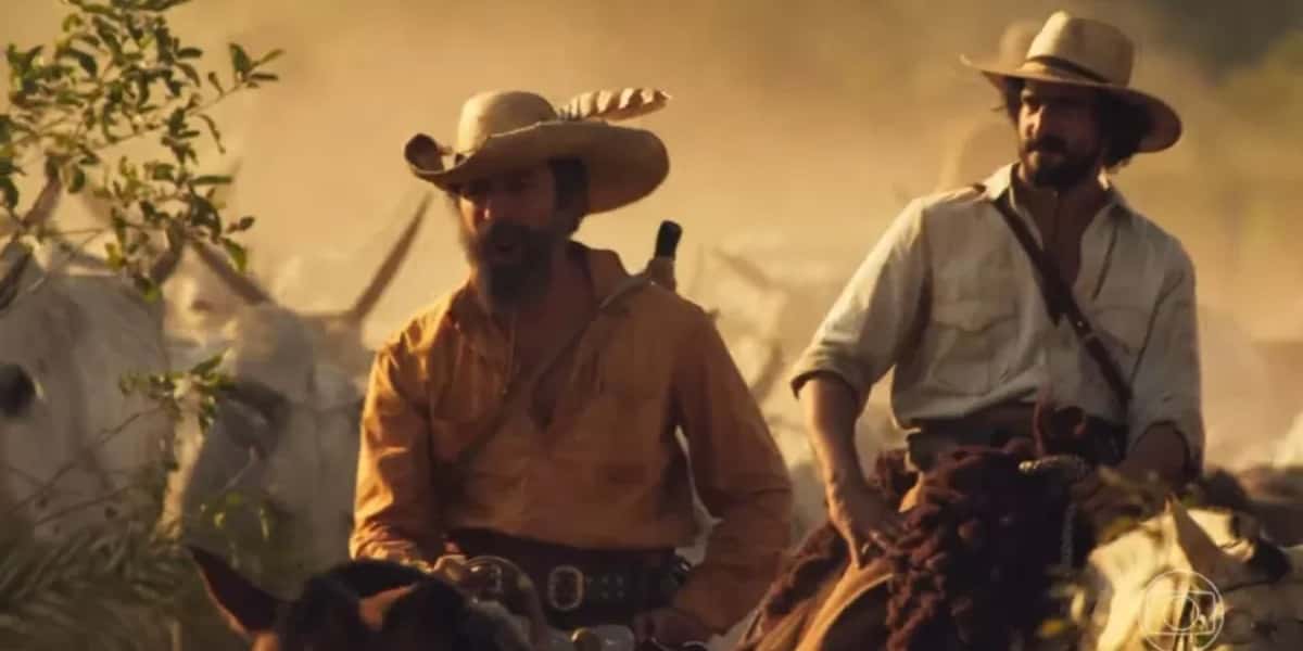 Irandhir Santos (Joventino) e José Leôncio (Renato Góes) em cena da novela Pantanal (Foto: Reprodução)