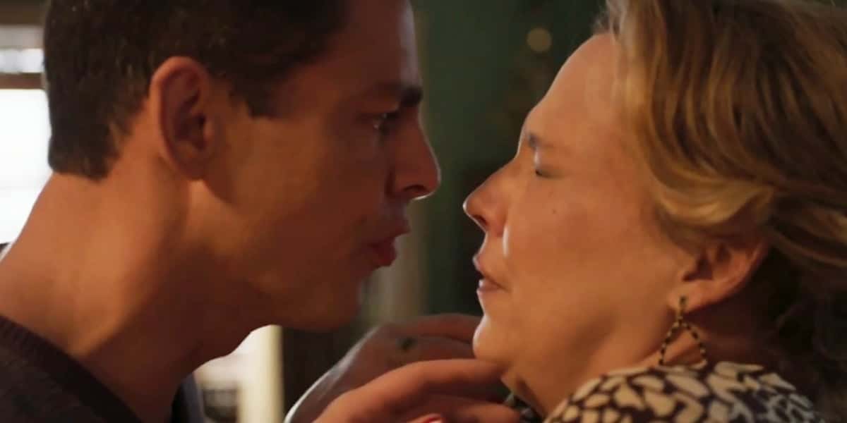 Christian é podre com Elenice no final de Um Lugar ao Sol (Foto: Reprodução/Globo)