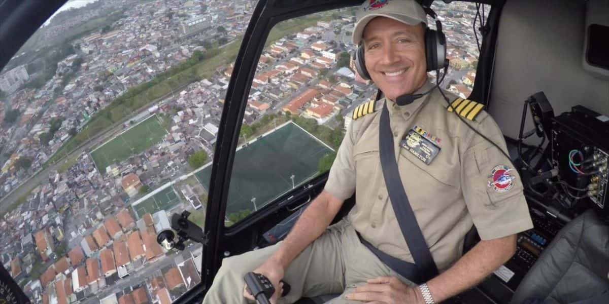Comandante Hamilton é uma das estrelas do jornalismo da Record e falou do colega da Band (Foto: Reprodução)