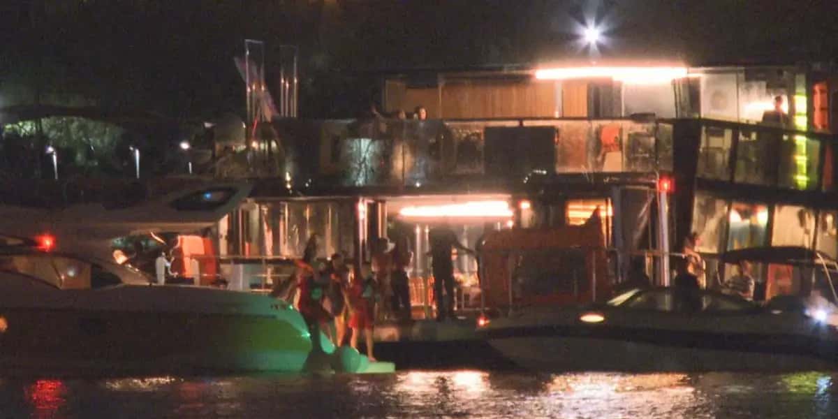 Cerca de 80 pessoas foram resgatadas pelos bombeiros após água invadir embarcação (Foto: Reprodução)