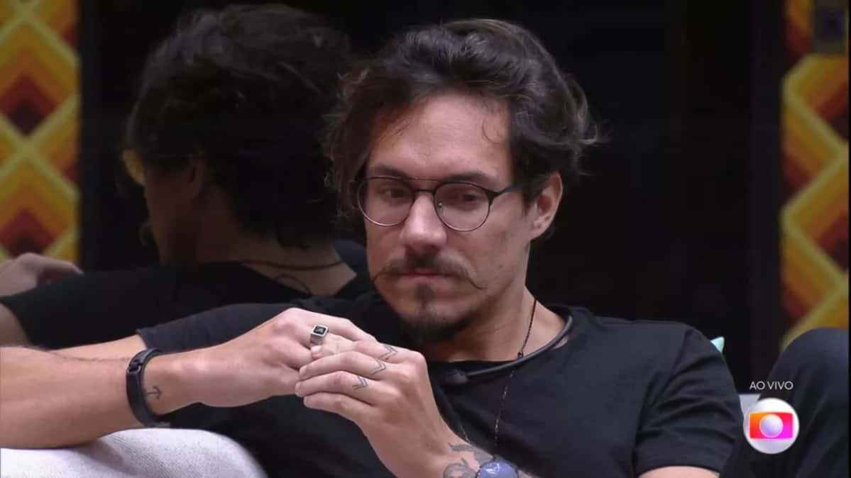 BBB22: Arthur Aguiar coloca Eliezer contra a parede (Foto: Reprodução)