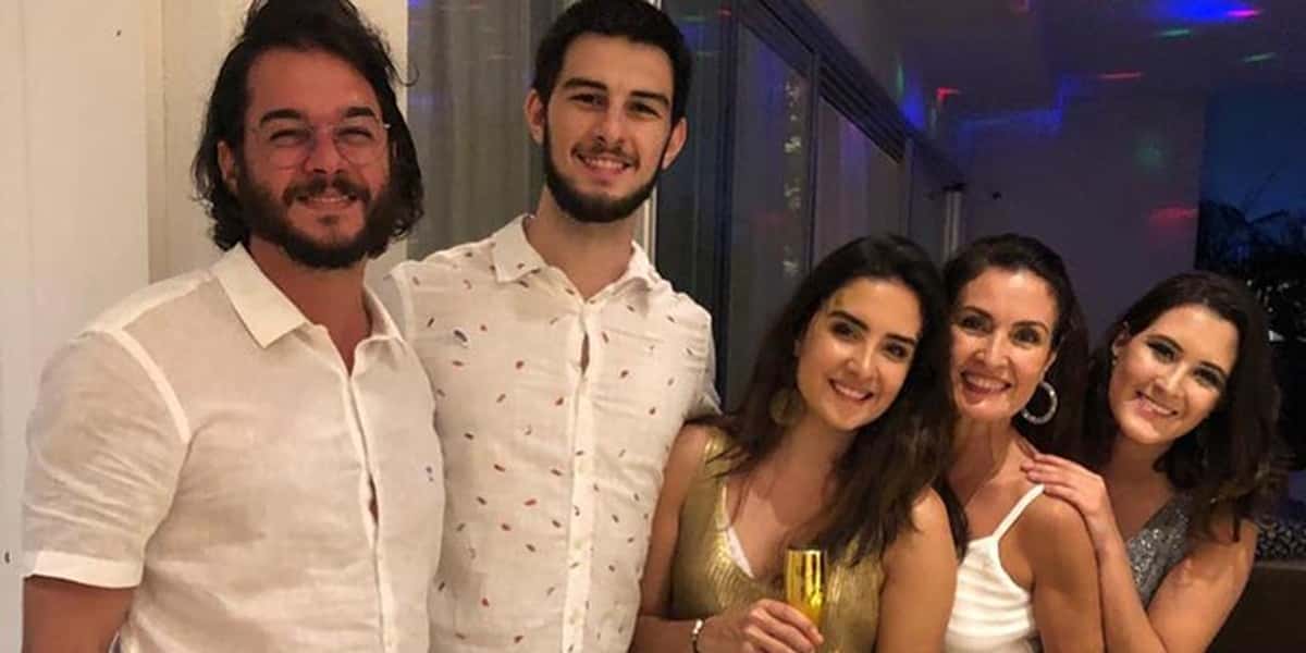 Fátima Bernardes, o namorado e os filhos (Foto: Reprodução / Instagram)