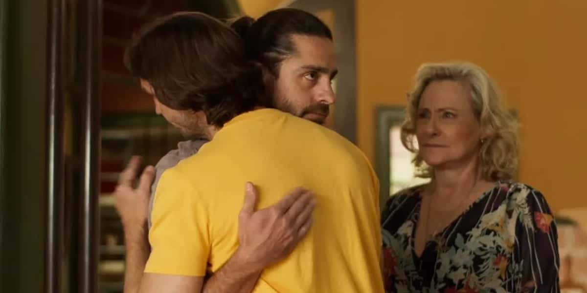 Paula abraçará Roni na novela Quanto Mais Vida Melhor (Foto: Reprodução/Globo)