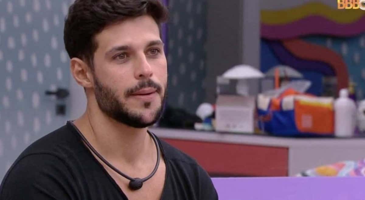 Rodrigo Mussi tem tubos retirados de seu corpo e reage com espasmos involuntários ao processo (Reprodução)