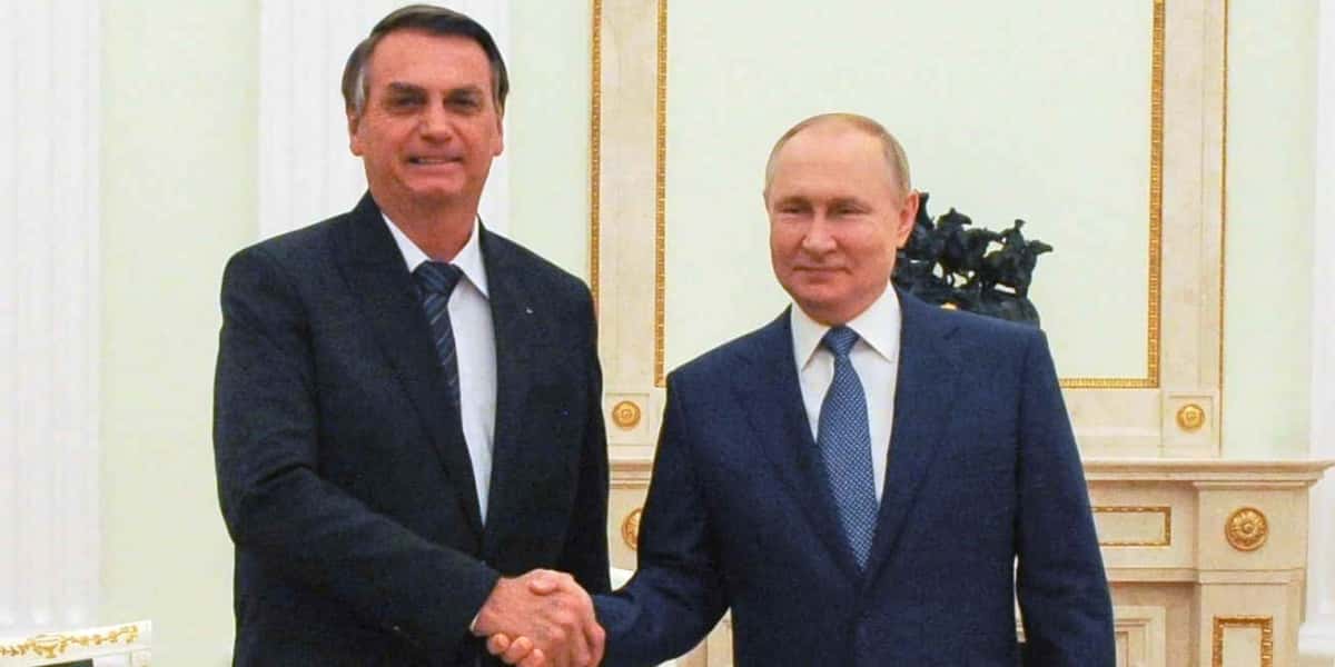 Bolsonaro ao lado de Putin (Foto: Reprodução)