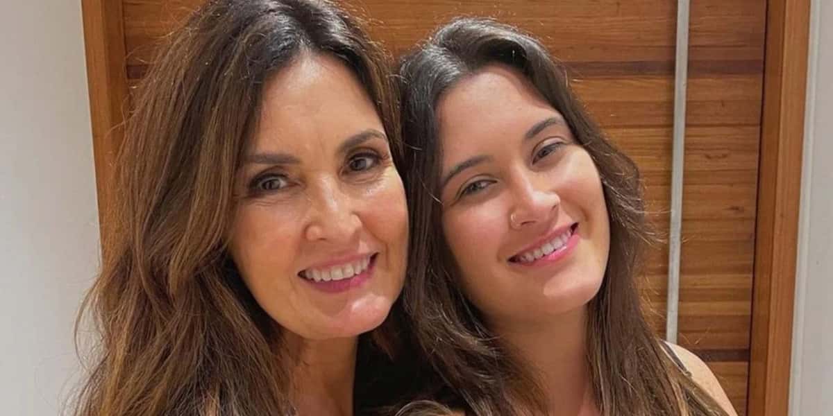 Fátima Bernardes ao lado da filha (Foto: Reprodução)