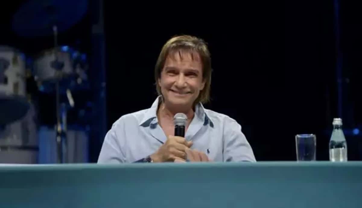 Roberto Carlos em coletiva de imprensa do "Projeto Emoções" (Reprodução)