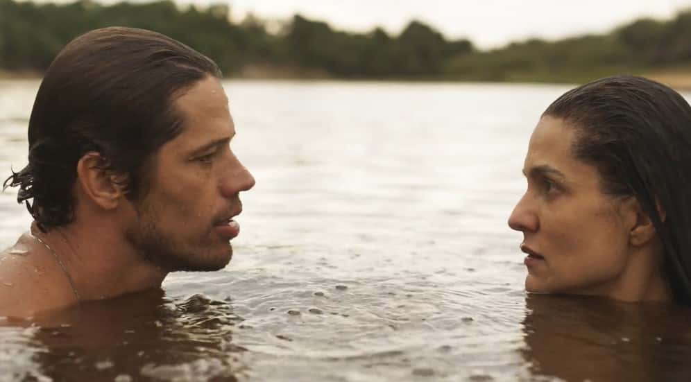 Com Tadeu (José Loreto) em um banho de rio erótico com Zefa (Paula Barbosa) em Pantanal, a novela reagiu no ibope (Foto: Reprodução / Globo)