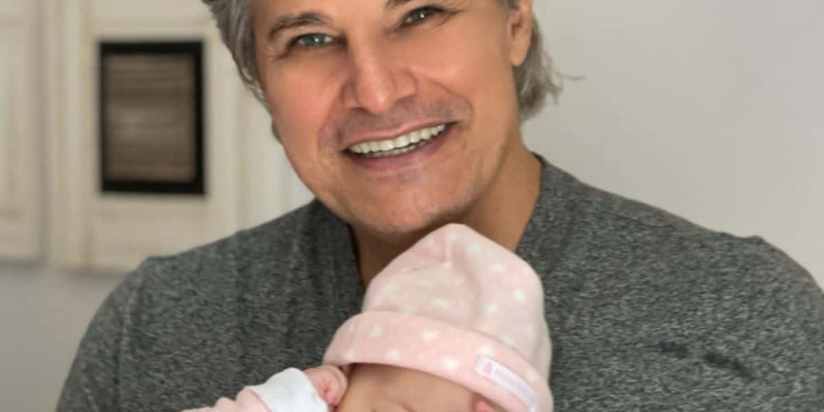 De olhos azuis, a nova filha de Edson Celulari é, para muitos, a criança mais linda do Brasil (Foto: Reprodução)