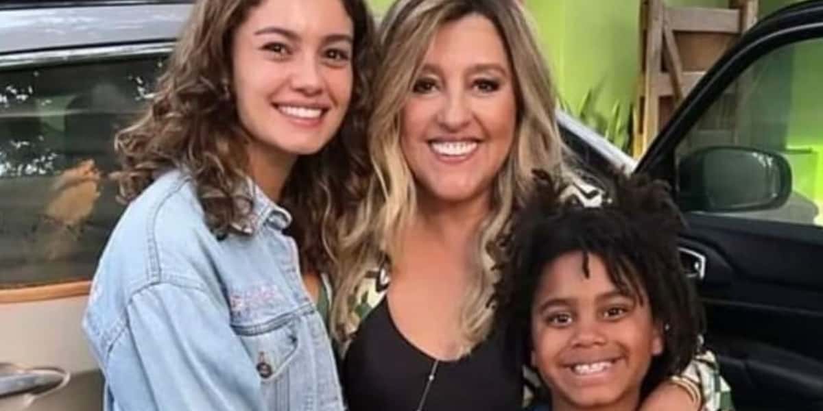Sophie Chalotte e Regina Casé para Todas as Flores (Foto: Reprodução/Twitter)