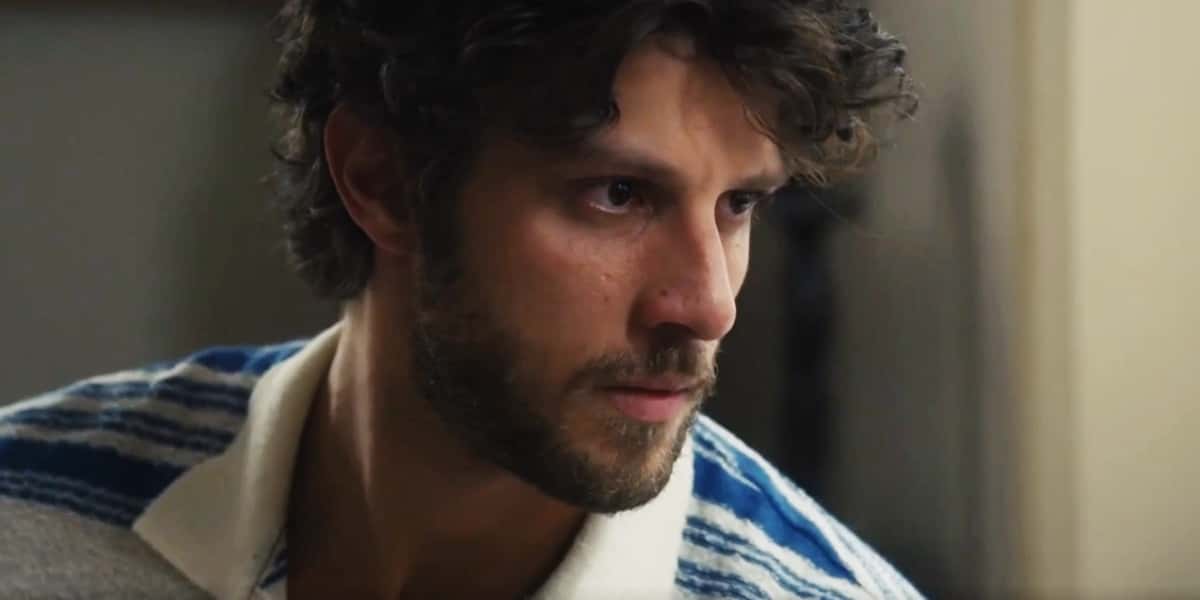 Ari será jogado contra a parede em Travessia (Foto: Reprodução/Globo)