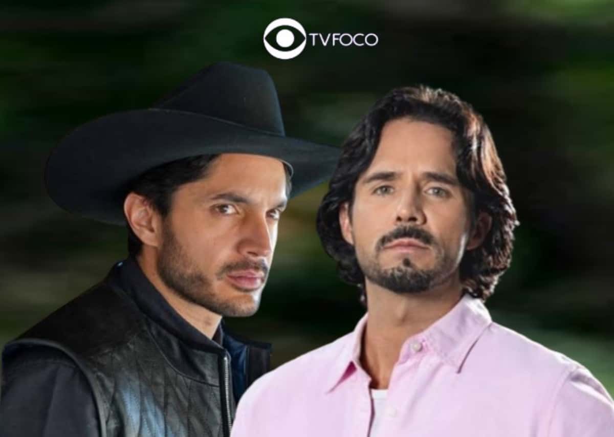 A Desalmada – César (Daniel Elbittar) aponta arma para Rafael (José Ron) e desmascara Otávio (Eduardo Santamarina) (Foto: Reprodução / Las Estrellas / Montagem TV Foco)