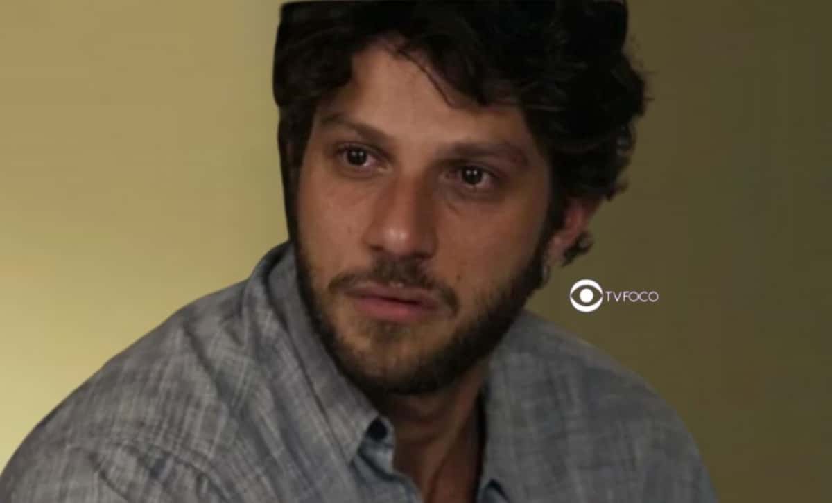 Travessa - Ari (Chay Suede) descobre plano maligno que envolve ameaça de morte e toma atitude bombástica: "Dor na alma" (Foto: Reprodução / Globo / Montagem TV Foco)