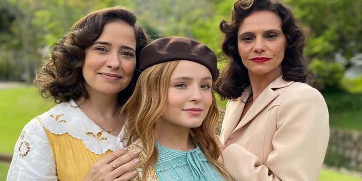 Paloma Duarte, Larissa Manoela e Manu Galli nos bastidores de "Além da Ilusão" (Foto: Reprodução / TV Globo)