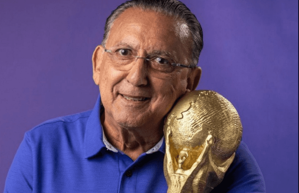 Galvão Bueno com a taça da copa do mundo (Globo)