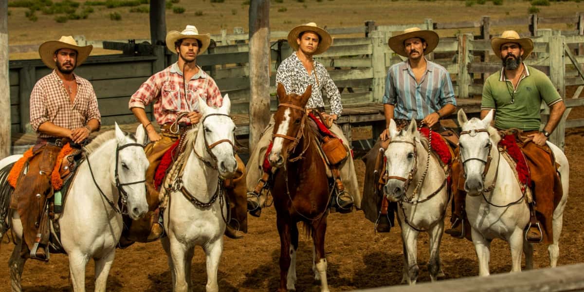 Silvero Pereira, no centro, como Zaquieu em "Pantanal" (Foto: Divulgação/TV Globo)