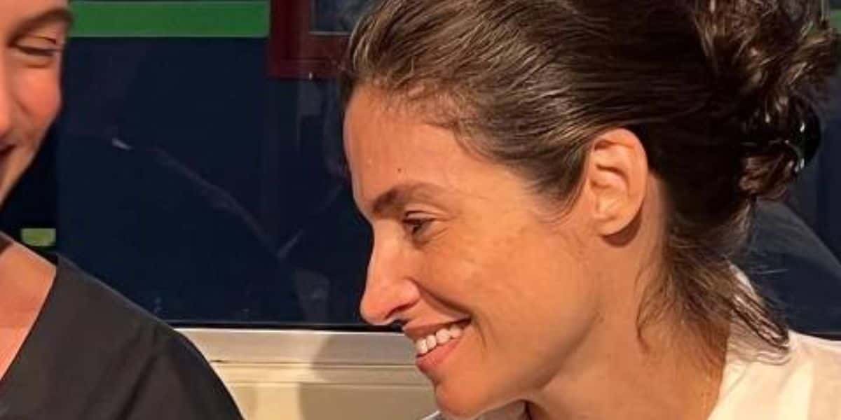 Irmã gêmea de Renata Vasconcellos é tão idêntica à ela, que você não vai saber quem é quem em fotos (Foto: Reprodução)