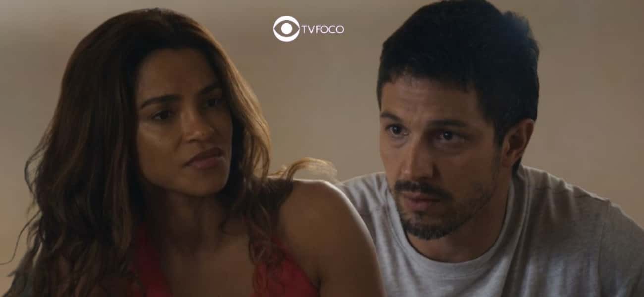 Travessia - Oto (Romulo Estrela) dá única notícia que Brisa (Lucy Alves) não quer ouvir, se revolta e namoro chega ao fim de vez (Foto: Reprodução / Globo / Montagem TV Foco)