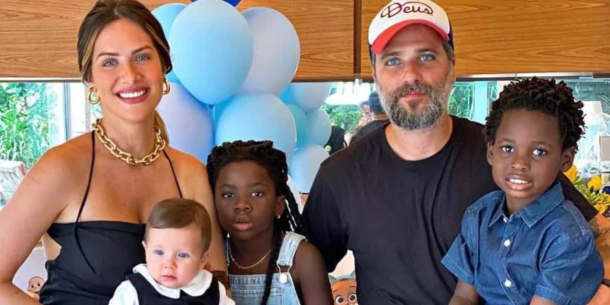 Giovanna Ewbank, Bruno Gagliasso e os filhos, Titi, Bless e Zyam (Foto: Reprodução)