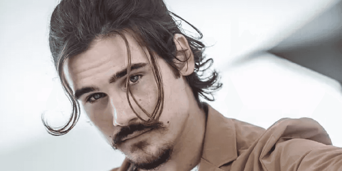 Nicolas Prattes surge agarrado com grande amor e se declara (Foto: Divulgação)