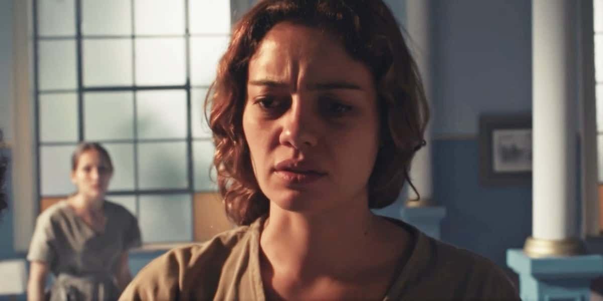 Maíra ainda está passando por poucas e péssimas em Todas as Flores (Foto: Reprodução/Globoplay)