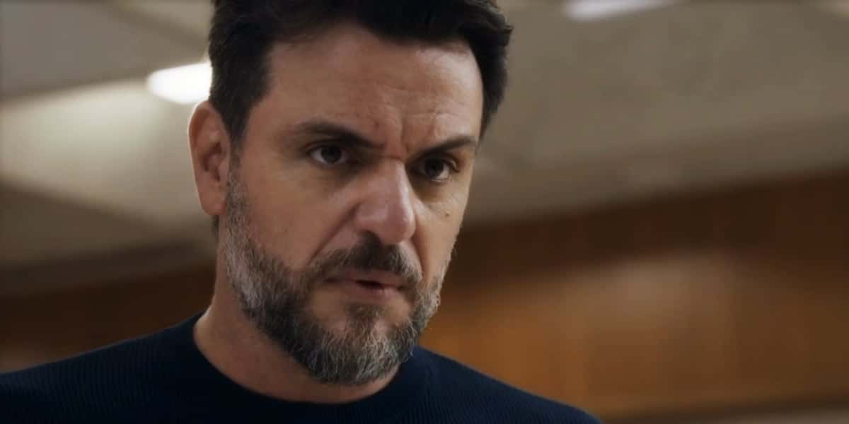 Moretti ultrapassa limites com na novela Travessia (Foto: Reprodução/Globo)