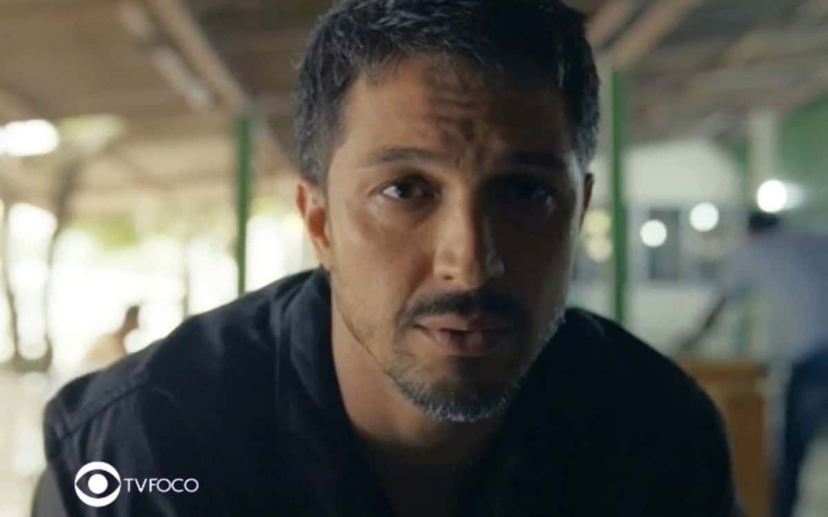 Travessia - Oto é desmascarado: "Essa cara de santo não engana" (Foto: Reprodução / Globo / Montagem TV Foco)