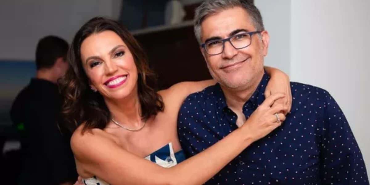Ana Paula Araújo mostra item gigante que recebeu na redação da Globo e o toma de Hélter Duarte - Foto Reprodução