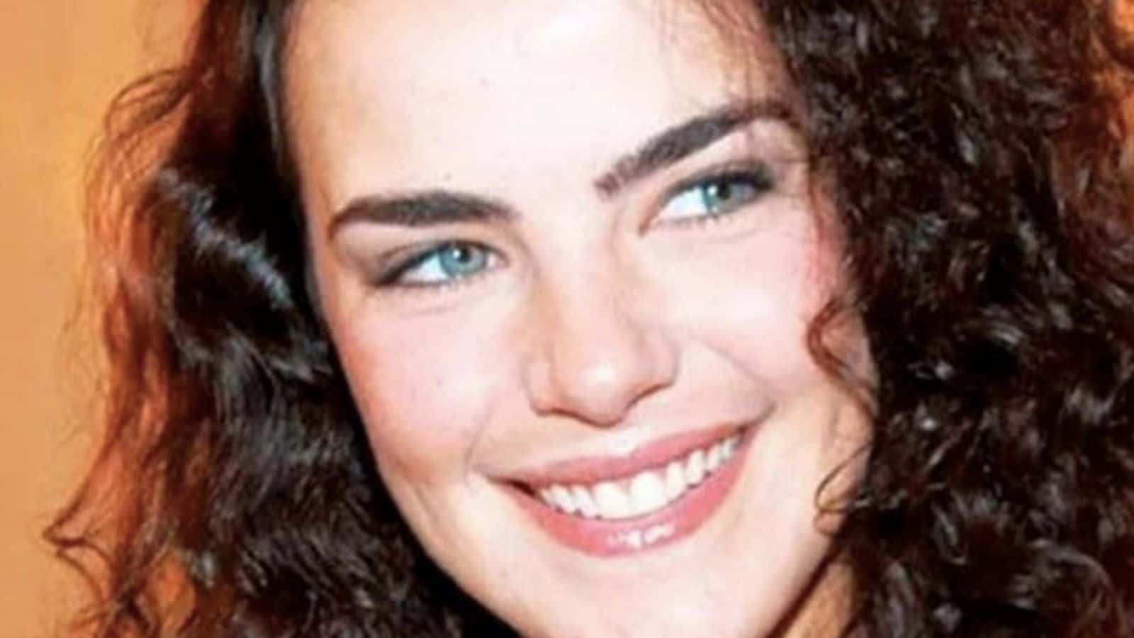 Ana Paula Arósio aparece de cabelos curtos e fios brancos
