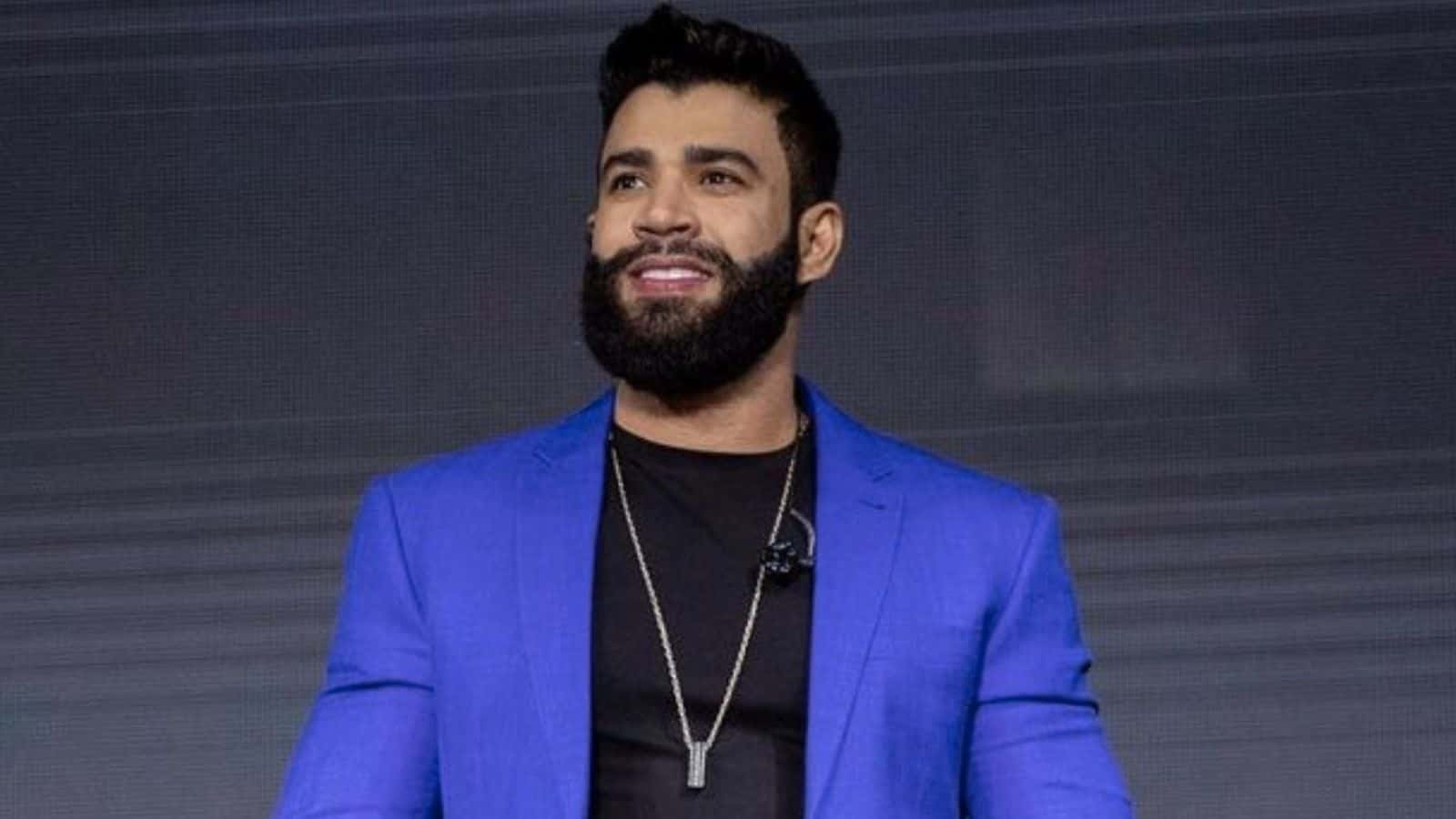 Gusttavo Lima se descuida e deixa cueca à mostra. (Foto: Reprodução/Web)