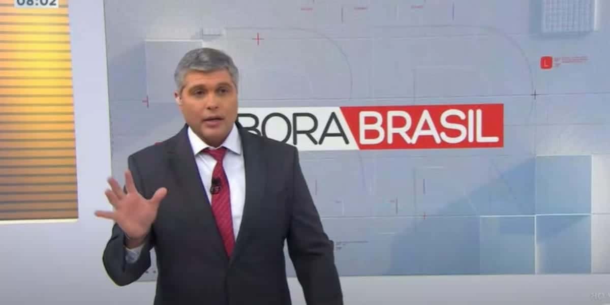 Joel Datena assume choque com notícia na Band sobre o lugar em que morava (Reprodução: Bora Brasil/ Band)