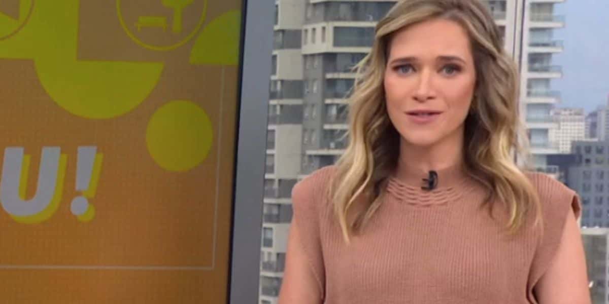 Natália Ariede, âncora do SPTV, mostra imagens de maior atriz da Globo balançando os peitos para público (Foto: Reprodução / Globo)