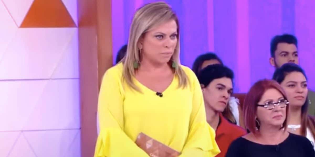 Christina Rocha se revolta devido a situação no "Casos de Família" e pede desculpas para as câmeras (Foto: Reprodução / Instagram)