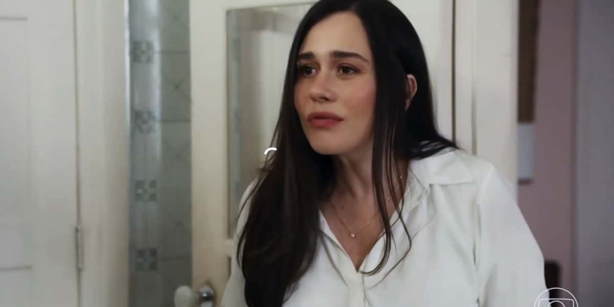 Guida estranha pedido, mas passa a jogar jogo de Guerra em Travessia (Foto: Reprodução/Globo)