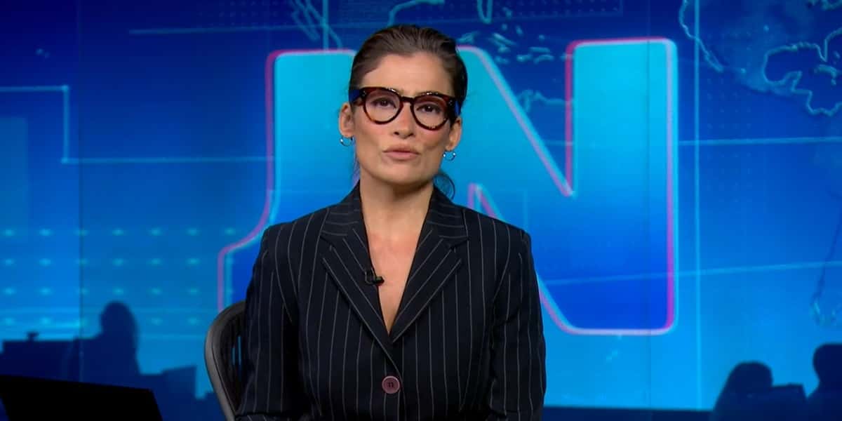 Renata Vasconcellos ao vivo no Jornal Nacional (Foto: Reprodução)