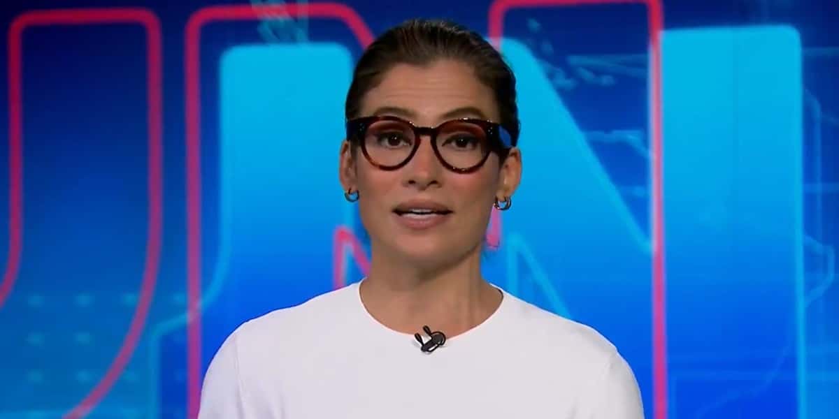 Renata Vasconcellos deu notícia ao vivo na bancada do Jornal Nacional (Foto: Reprodução)