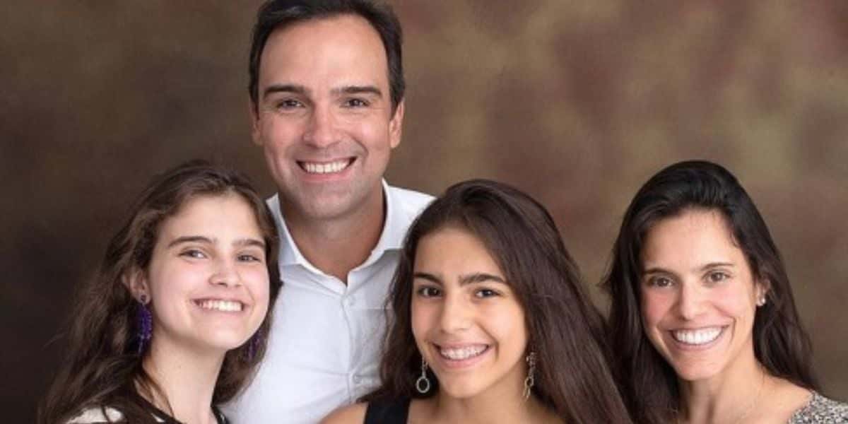 Tadeu Schmidt, da Globo, posando com sua esposa e suas duas filhas (Reprodução - Instagram Tadeu Schmidt)