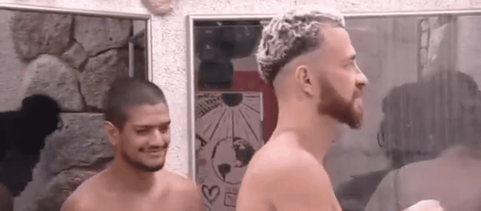 Gabriel Santana não se aguenta ao ver Fred Desimpedidos de cueca e agarra o saco (Foto: Reprodução)