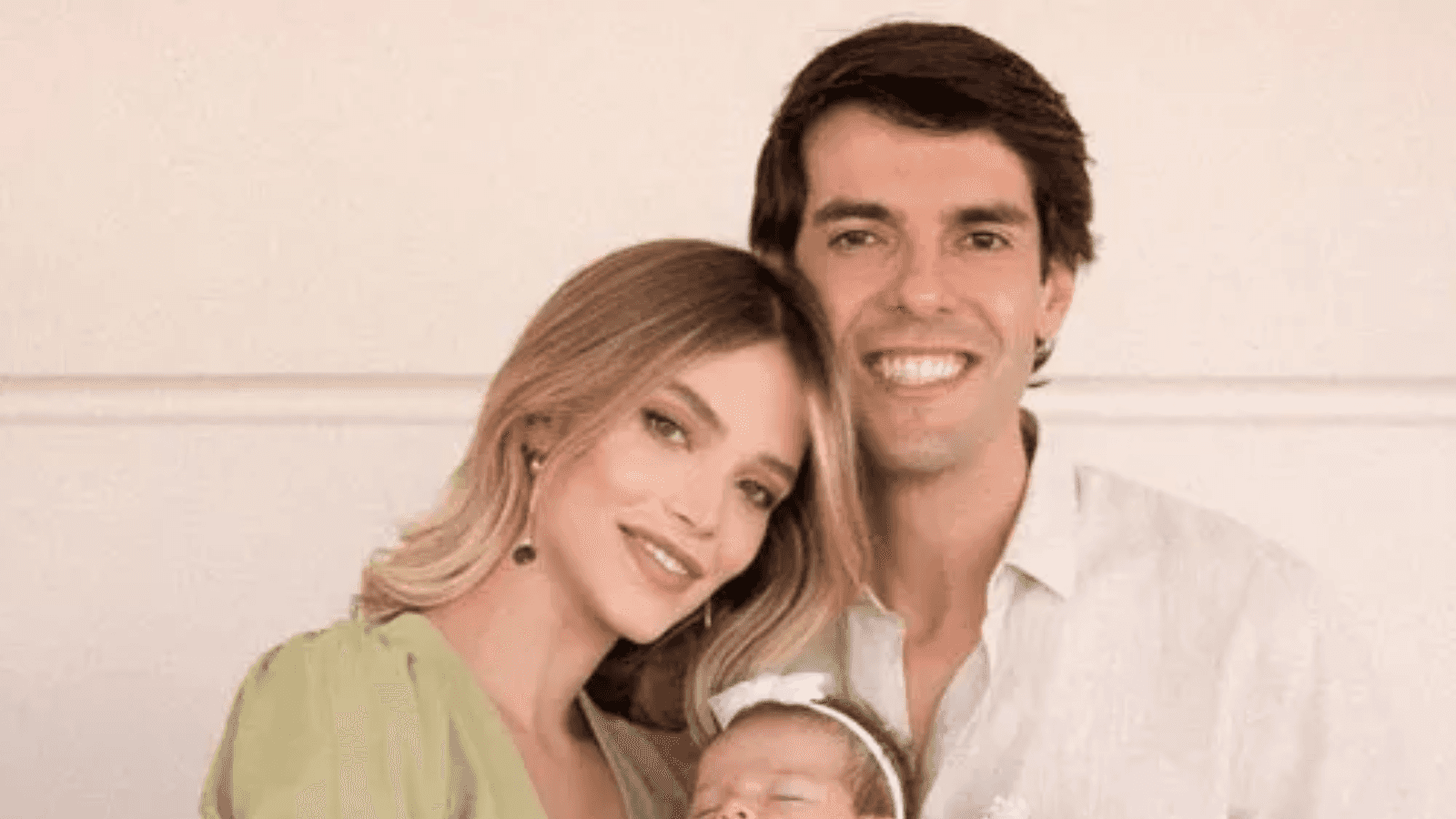 Kaká e Carol Dias com Esther. (Foto: Reprodução)