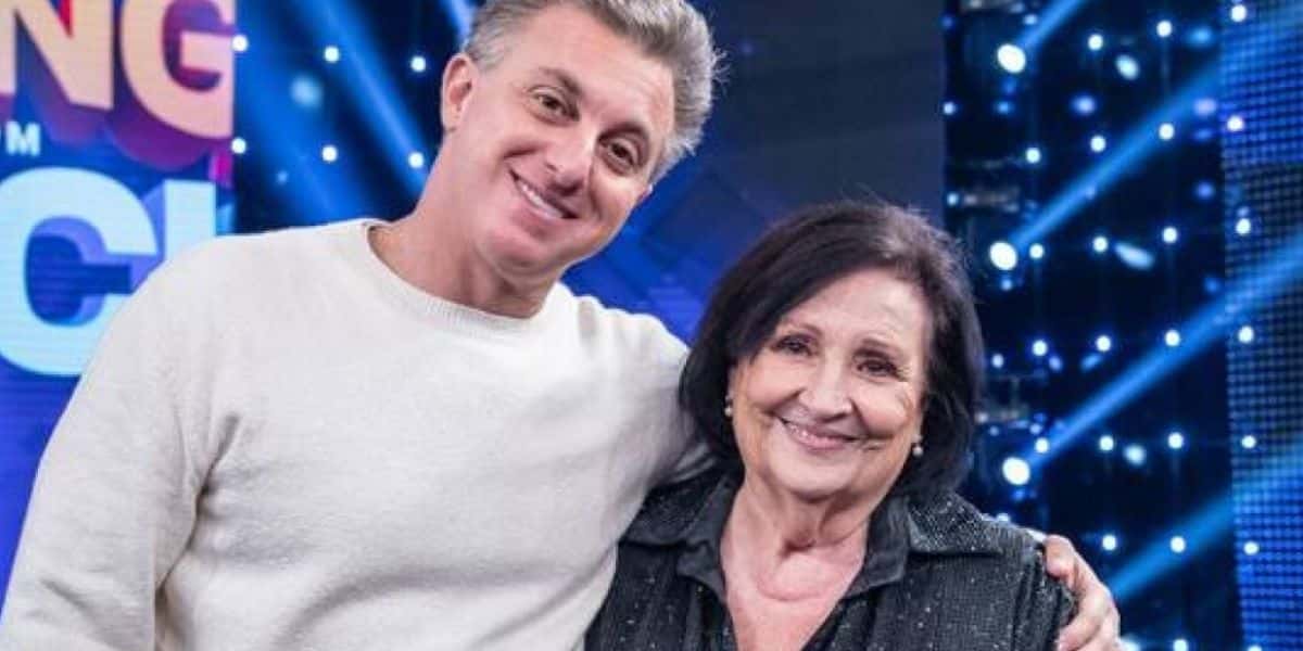 Luciano Huck e Dona Déa Lúcia no Domingão da Globo (Reprodução - Globo)