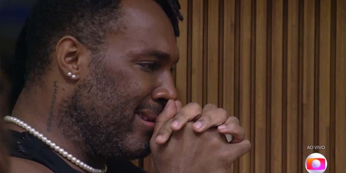 No BBB23, Fred Nicácio chora após ser traído por aliado (Foto: Reprodução)