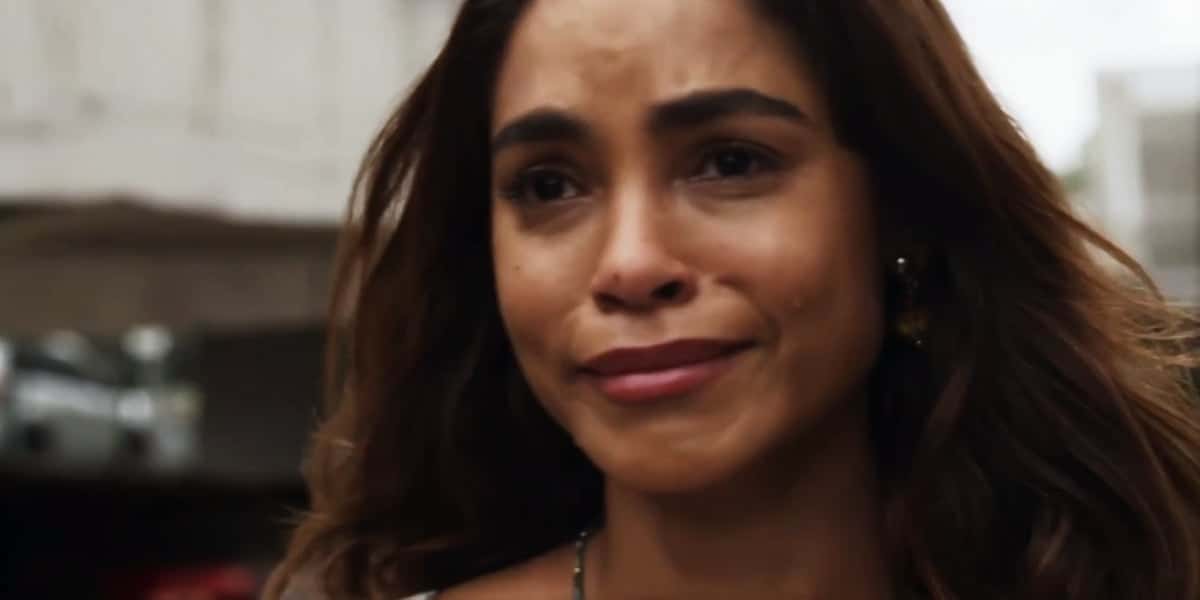 Brisa cai no choro com verdade revelada em Travessia (Foto: Reprodução/Globo)