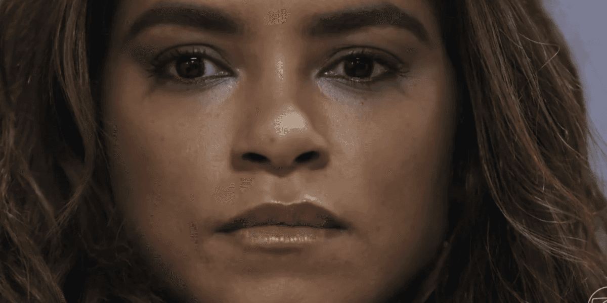Brisa cava a própria cova após exigir que Ari faça DNA em Travessia (Foto: Globo)
