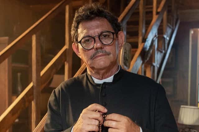 Padre Diógenes (Chico Pelúcio) em Amor Perfeito. (Foto: Reprodução / TV Globo)