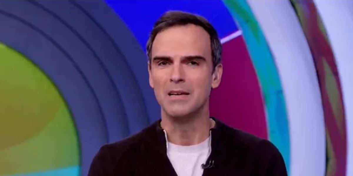 Tadeu Schmidt ficou completamente desconcertado ao ouvir o que não podia ao vivo na Globo (Reprodução - Globo)